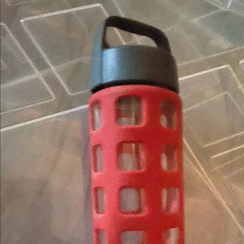 Ello Glass water bottle & removable rubber sleeve